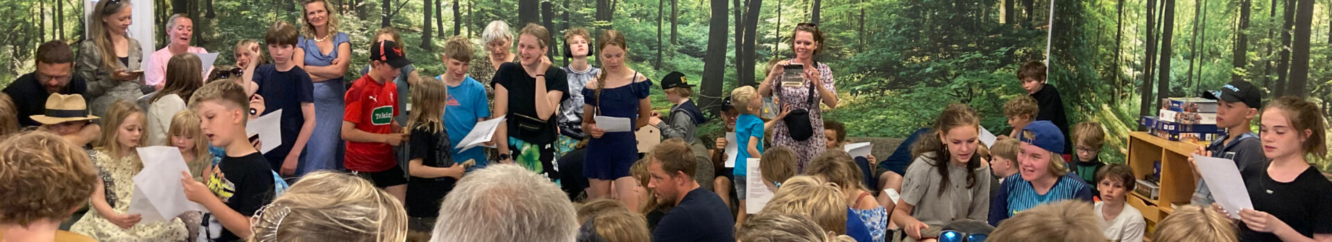 Børn og voksne synger sommerferiesang